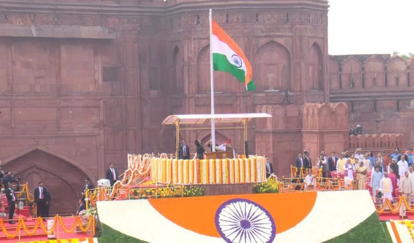 PM Modi Hoists Tricolour at Red Fort, Calls for Big Dreams to Build Viksit Bharat